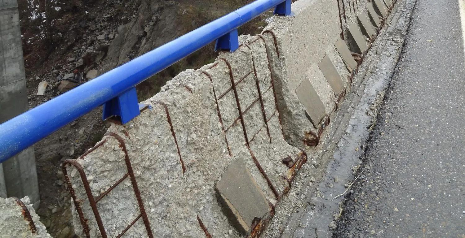 Borde de un pretil de puente preparado con agua a ultra alta presión