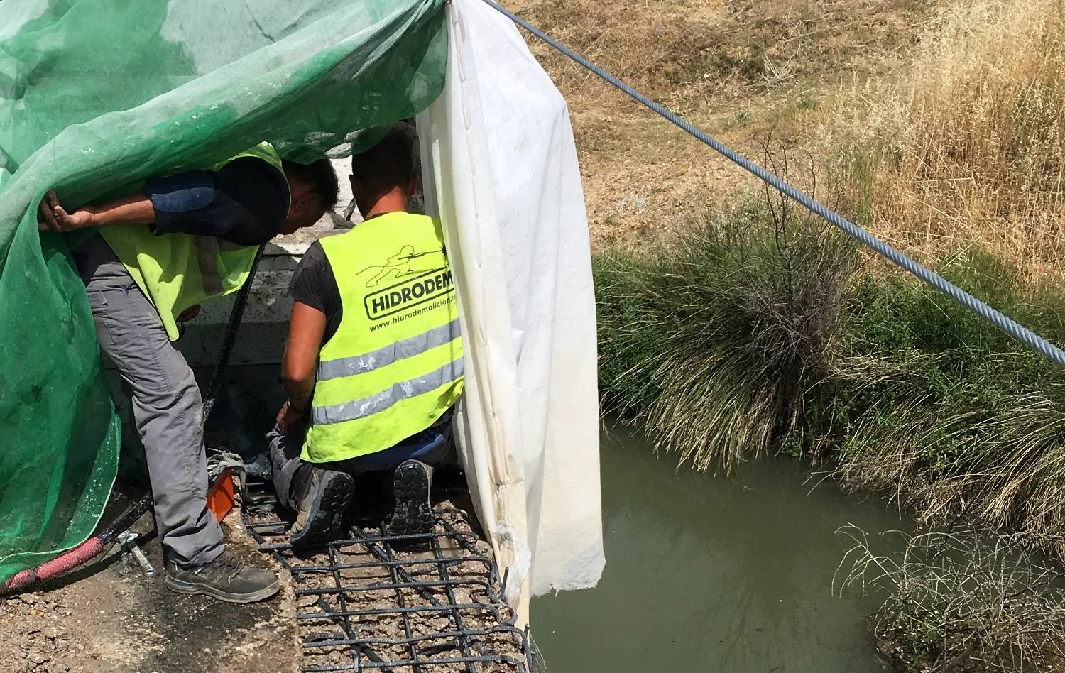 Equipo de Hidrodem trabajando sobre el tablero de un puente
