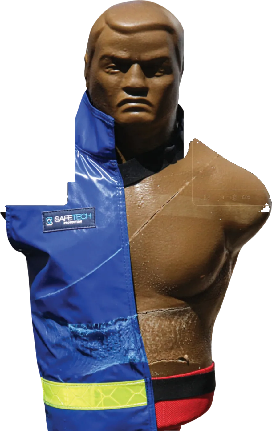 Maniquí de ensayo: mitad con traje Safetech intacto y mitad sin protección con la marca del chorro