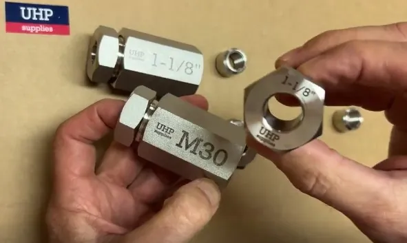 Tuerca de 1 1/8 pulgadas roscando sobre una pieza M30